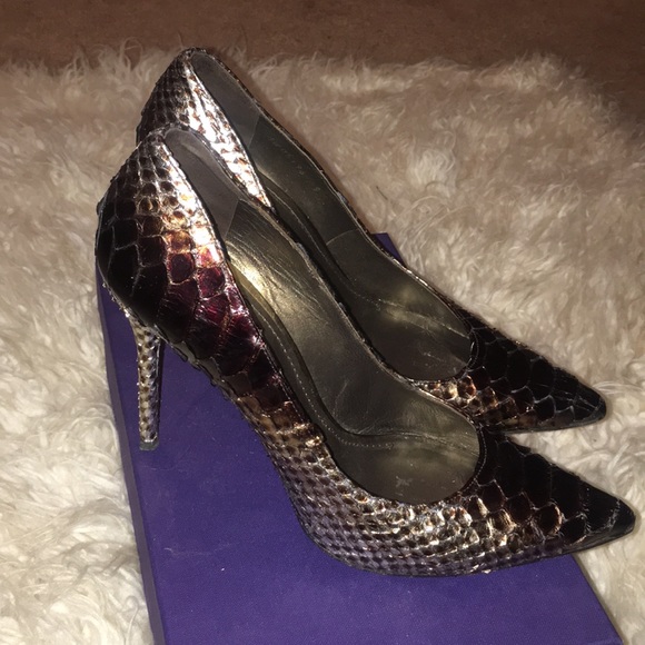 Stuart Weitzman shoes. - Picture 4 of 4